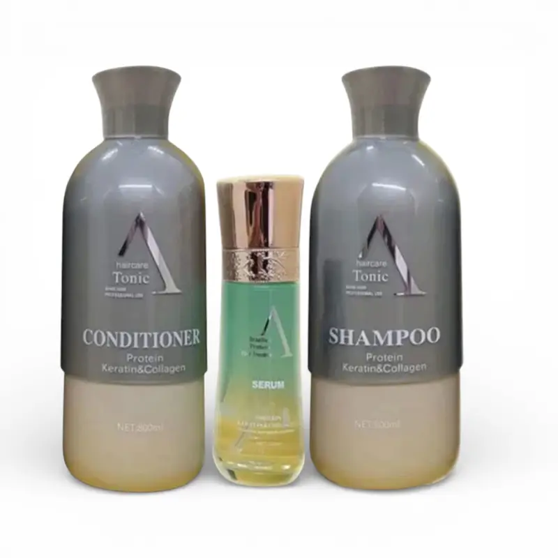 ثلاث عبوات من منتجات العناية بالشعر من Tonic تحتوي على شامبو، بلسم، وسيروم بالبروتين والكيراتين والكولاجين، موضوعة على سطح خشبي داكن.