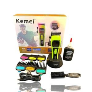 - مجموعة ماكينة حلاقة Kemei قابلة لإعادة الشحن – شاشة رقمية، أمشاط متعددة، زيت، فرشاة، وكابل USB.