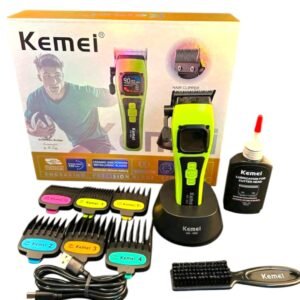 - مجموعة ماكينة حلاقة Kemei قابلة لإعادة الشحن – شاشة رقمية، أمشاط متعددة، زيت، فرشاة، وكابل USB.